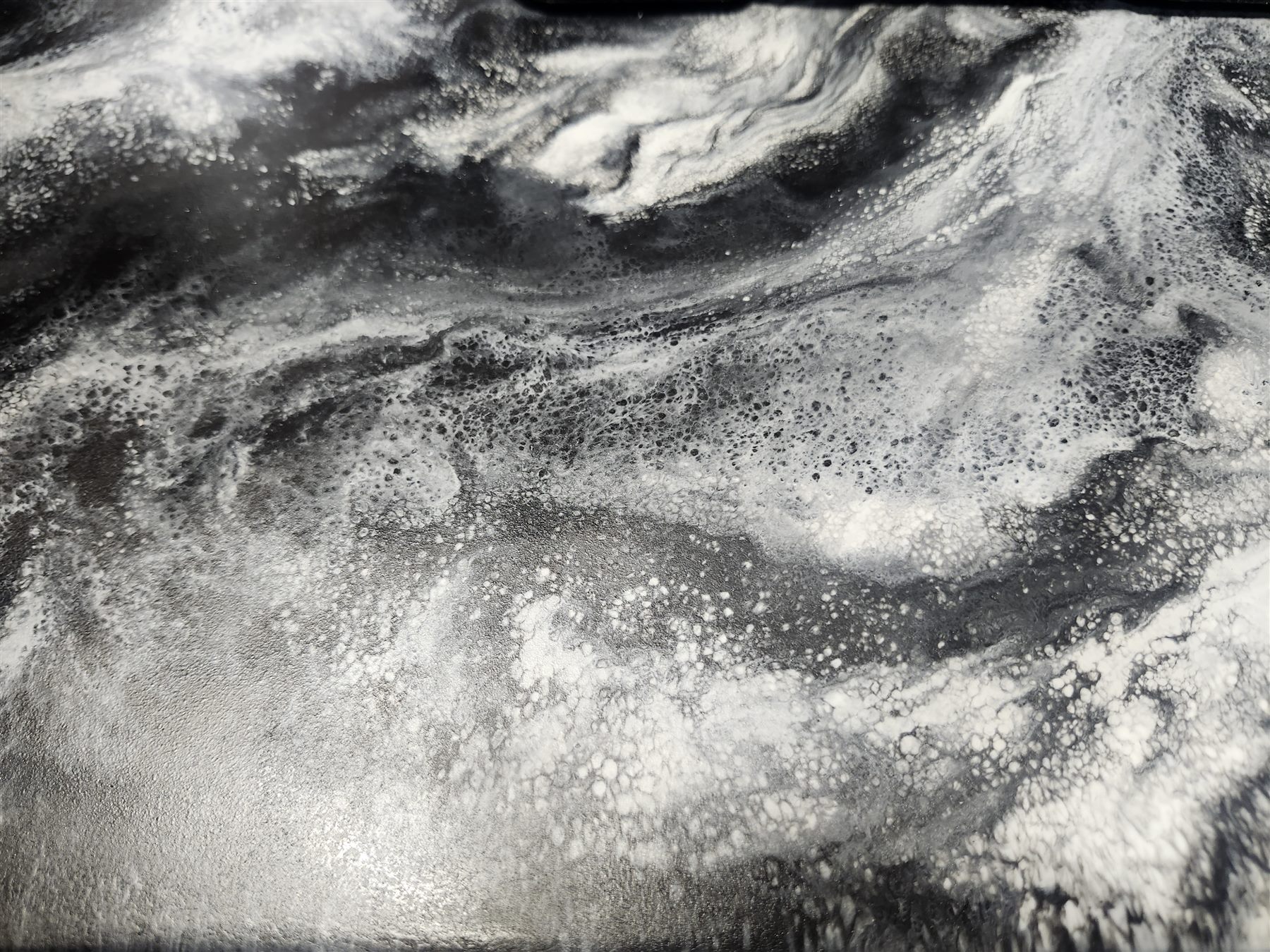 Détail d'un fini époxy noir, blanc et argent